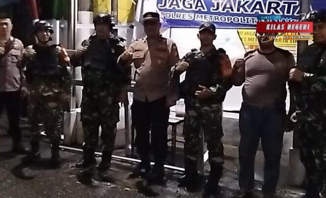 
Koramil 03/Ps.Rebo-Ciracas Bersama Tiga Pilar dan Warga Gelar Patroli Siskamling Keliling, Ciptakan Pasar Rebo Aman dan Kondusif