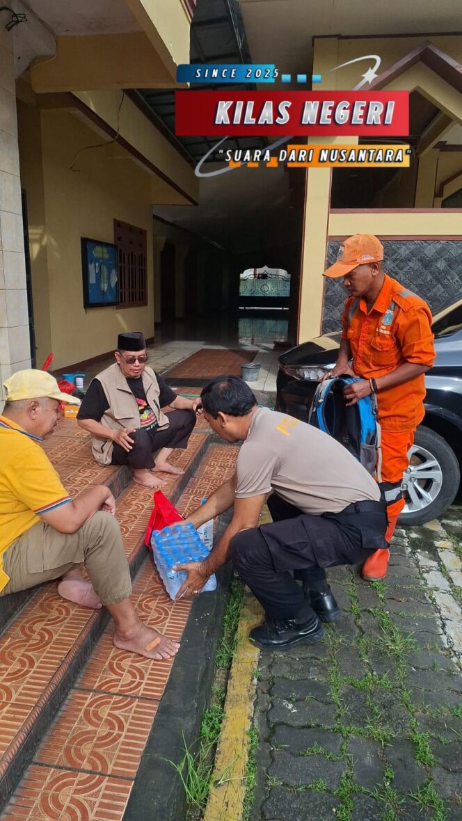 
Polsek Cakung Gelar Bakti Sosial Bersih Masjid Sambut Ramadhan 1447 H