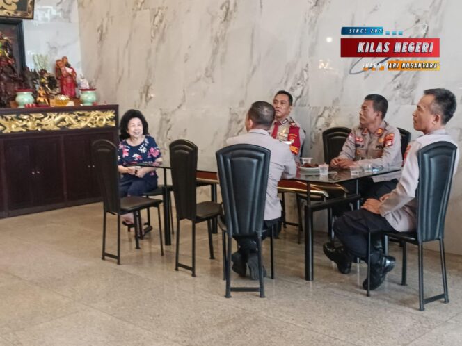 
Kasat Binmas Polres Metro Jakarta Timur Sambangi Vihara Amurva Bhumi Jatinegara