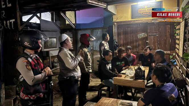 
Posko Terpadu Jaga Ibu Kota, Polsek Makasar Patroli Dini Hari di Kebon Pala