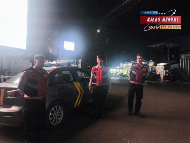 
Patroli Antisipasi Bubaran Tarawih, Polsek Makasar Siagakan Personel di Depan Asrama Haji Pinang Ranti