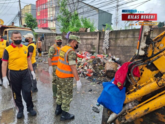 
Satgas Sampah Koramil 02/Curug Bersihkan Jalan Raya STPI, Perkuat Sinergi TNI–Polri dan Warga