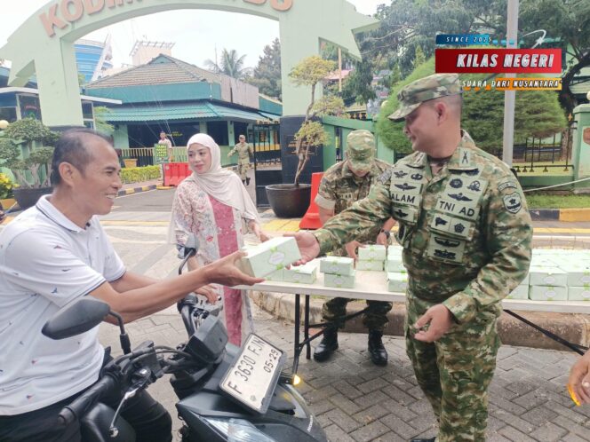 
Berkah Ramadhan Dandim 0501/Jakarta Pusat Turun Langsung Berbagi Takjil Untuk Warga dan Pengemudi Ojol