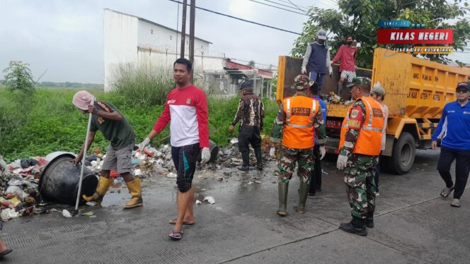 
Aksi Cepat Satgas Sampah, Koramil Kresek Angkat Sampah di Kresek – Tanara