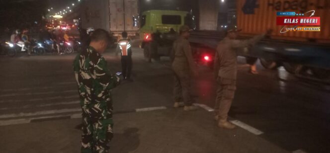 
Patroli Siskamling Koramil 05/Cilincing Bersama 3 Pilar dan Komponen Pendukung Berjalan Aman dan Lancar