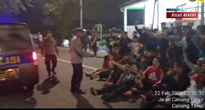 
Polsek Cakung Berikan Imbauan Humanis kepada Remaja Konvoi Sahur di Cakung Timur