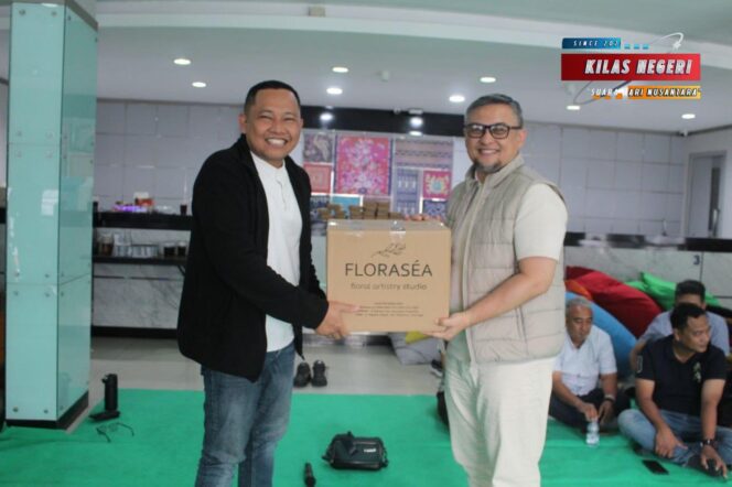 
Wujud Apresiasi dan Persahabatan, BRI Kanca Tangerang Merdeka Serahkan Cenderamata kepada Kanca Bumiayu