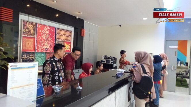 
Semarak Imlek 2026, Frontliner BRI Cilegon Tampil Serba Merah dengan Pelayanan Tetap Prima