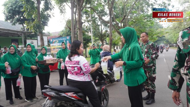 
Ramadhan, Dandim dan Persit Berbagi Takjil untuk Warga Tigaraksa