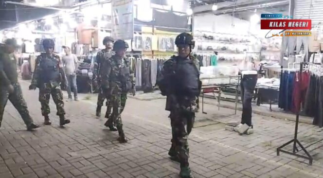 
Babinsa Koramil 01/Teluknaga Patroli Siskamling Pastikan Wilayah Pesisir Tangerang Aman