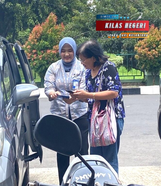 
Bank Hadir Lebih Dekat, Teller BRI KC Cimanggis Layani Pensiunan di Area Luar Gedung