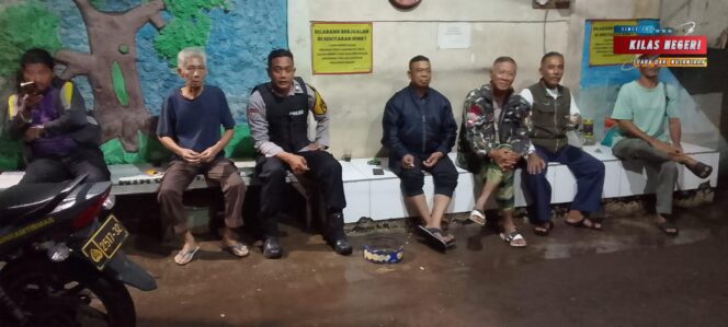
Bhabinkamtibmas Pinang Ranti Sambangi Pos Kamling, Perkuat Sinergi Jaga Keamanan Lingkungan
