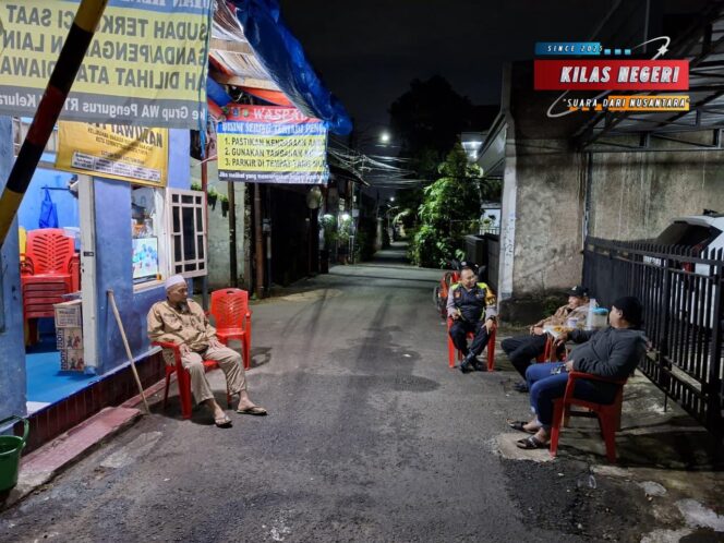 
Bhabinkamtibmas Kelurahan Makasar Perkuat Siskamling dan Sosialisasikan Call Center 110 kepada Warga