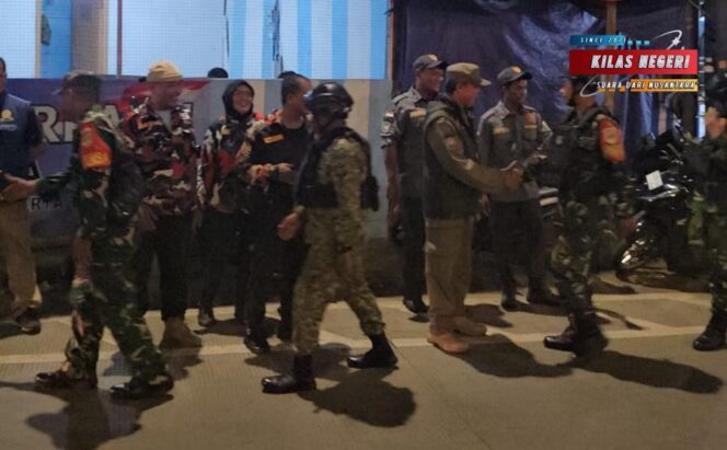 
Patroli Humanis, Koramil 03/Ps.Rebo-Ciracas Bersama Tiga Pilar dan Warga Perkuat Keamanan Ciracas.