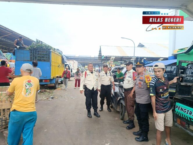 
Call Center Polri 110 Jadi Garda Cepat Pengaduan, Polisi Hadir Menjaga Rasa Aman di Pasar Induk Kramat Jati