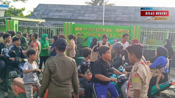 
Koramil 08/Kronjo Gelar Bakti Sosial Pembagian Takjil, Wujud Kepedulian TNI di Bulan Suci Ramadhan