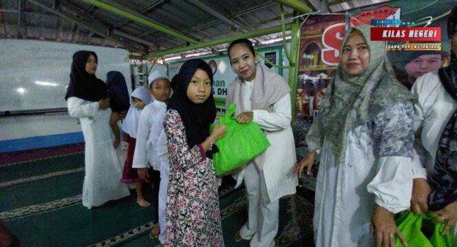 
Berkah Ramadhan, Ketua Persit KCK Ranting 7 Cakung Berbagi Kasih