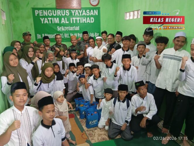 
Danrem 052/Wijayakrama Berbagi Kebahagiaan dengan Anak Yatim Yayasan Al-Ittihad Palmerah
