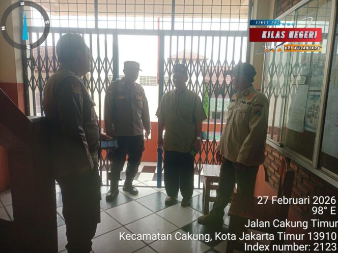 
Polsek Cakung Perkuat Edukasi Kamtibmas, Binmas dan Bhabinkamtibmas Berikan Penyuluhan di SMK Al Ahyar 2