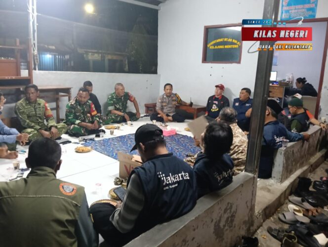 
Sinergi TNI–Polri dan Warga, Koramil 06/Cakung Gelar Siskamling Perkuat Keamanan di Wilayah.