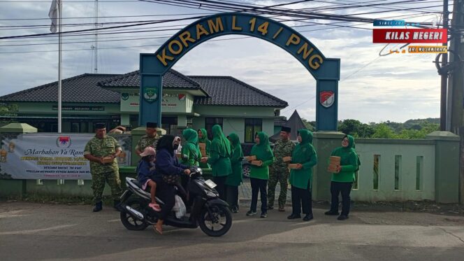 
TNI AD Perkuat Kepedulian Sosial Ramadan, Koramil 14/Panongan Bagikan Ratusan Takjil di Panongan