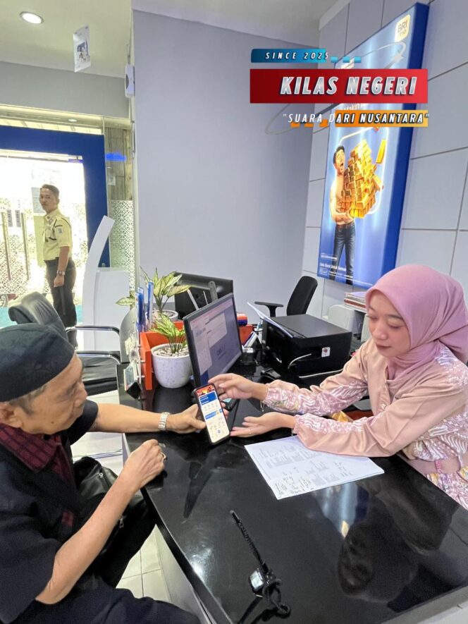 
Wujudkan Perbankan Inklusif, BRI KCP Palem Semi Beri Pendampingan Khusus BRImo bagi Nasabah Lansia