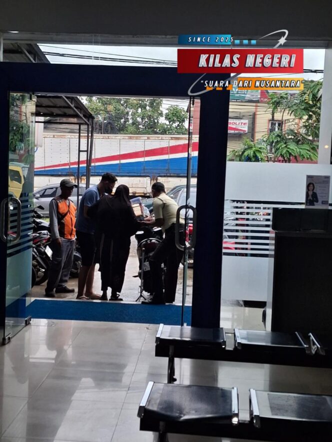 
Teller dan Satpam BRI Unit Bitung Tunjukkan Kepedulian, Bantu Nasabah Lansia Bertransaksi dengan Nyaman