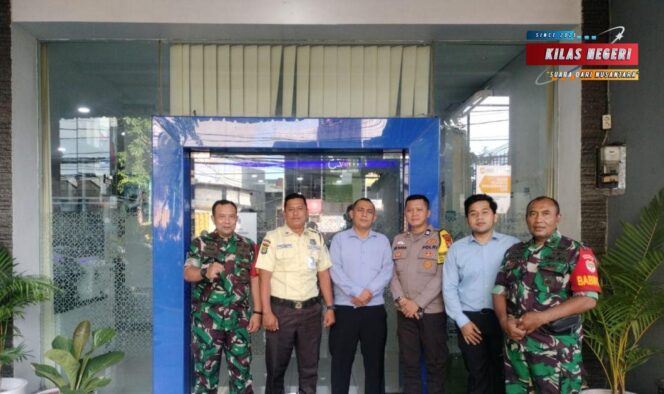 
BRI KC Palmerah Bersinergi dengan Babinsa dan Bhabinkamtibmas Perkuat Keamanan dan Pelayanan Nasabah