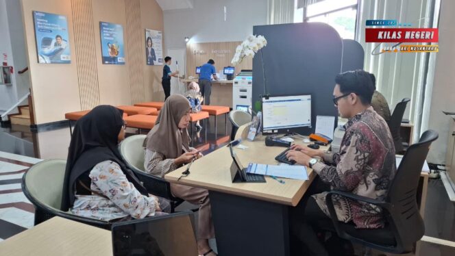 
Tingkatkan Keamanan dan Kenyamanan Transaksi, BRI Hayam Wuruk Layani Update Data Nasabah