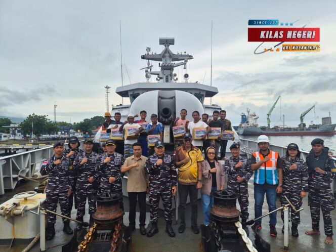 
Guspurla Koarmada II Beserta Lanal Maumere Gelar Bakti Sosial Pembagian Sembako Ops Perisai Jaladhi-26 di Maumere