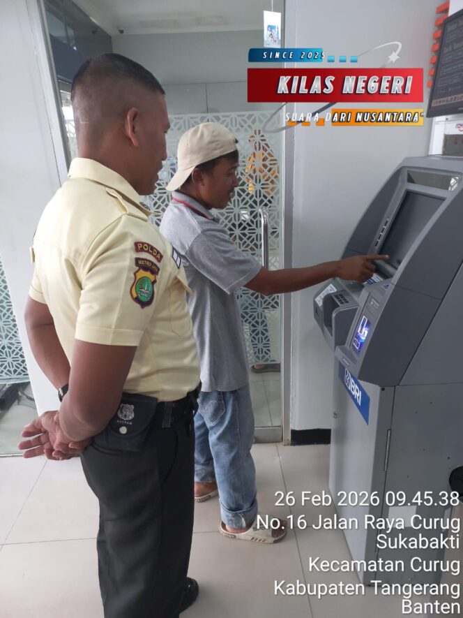 
Satpam BRI Unit Curug Bantu dan Edukasi Nasabah Lakukan Penarikan Tanpa Kartu di Galeri ATM
