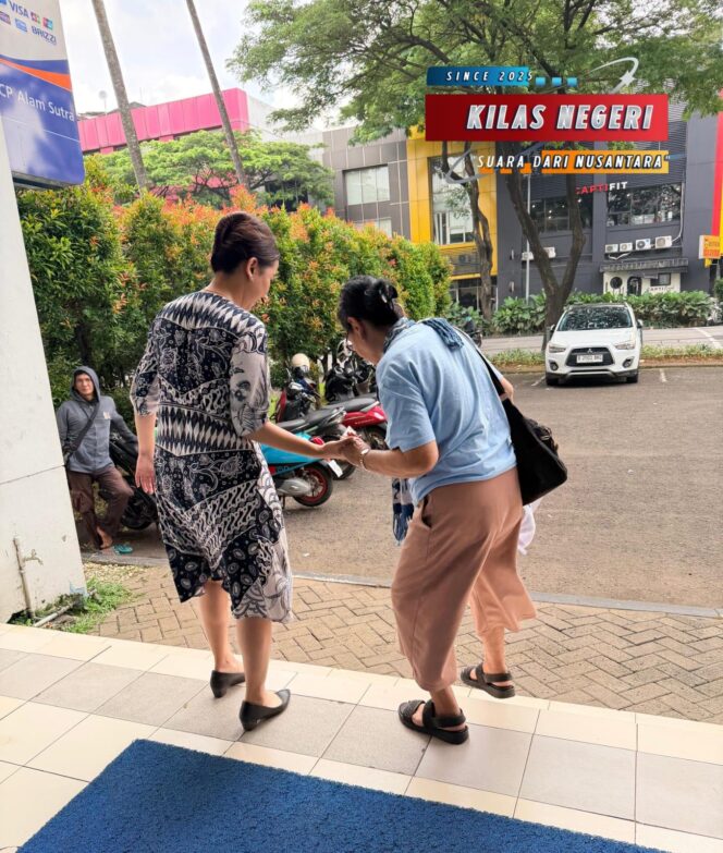 
Teller BRI KCP Alam Sutera Antar Nasabah Pensiunan hingga Area Parkir, Wujud Pelayanan Humanis