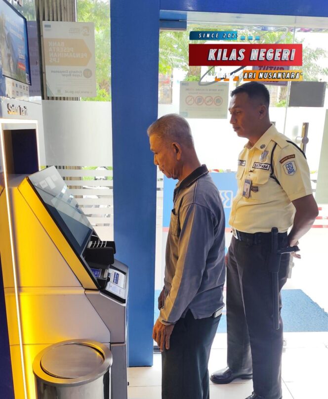 
Satpam BRI KK Gading Serpong Bantu Lansia Bertransaksi di Mesin ATM, Wujud Pelayanan Prima yang Inklusif