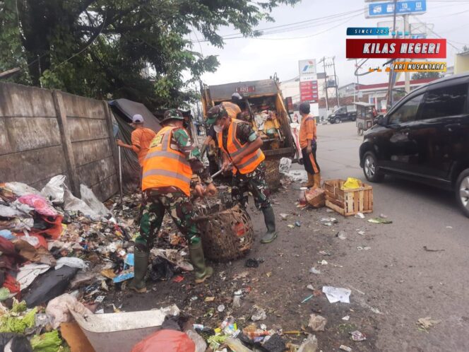 
Satgas Sampah Bersama Warga Gotong Royong Angkut Sampah