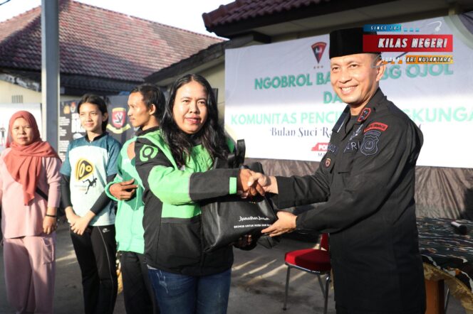 
Hangat dalam Kebersamaan, Satuan Brimob Polda Sumut Gelar “Ngobrol Bareng Bang Ojol” dan Komunitas Pecinta Lingkungan
