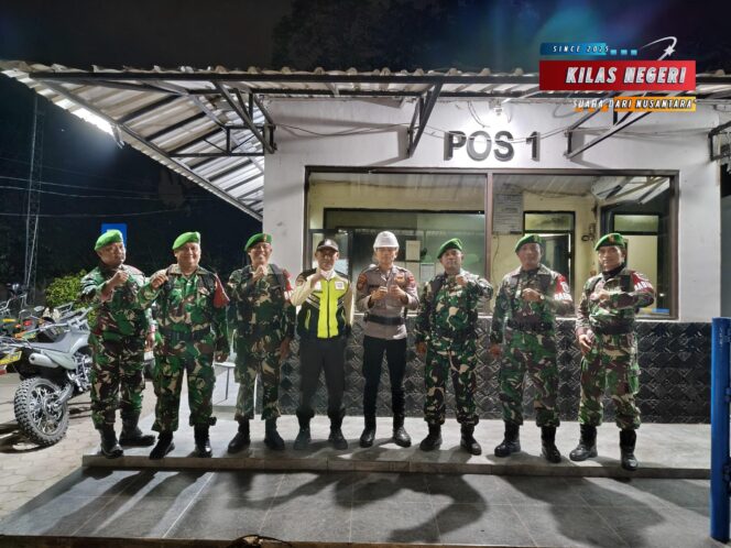 
Amankan Wilayah Pesisir Tangerang Koramil 09/Mauk Patroli Siskamling