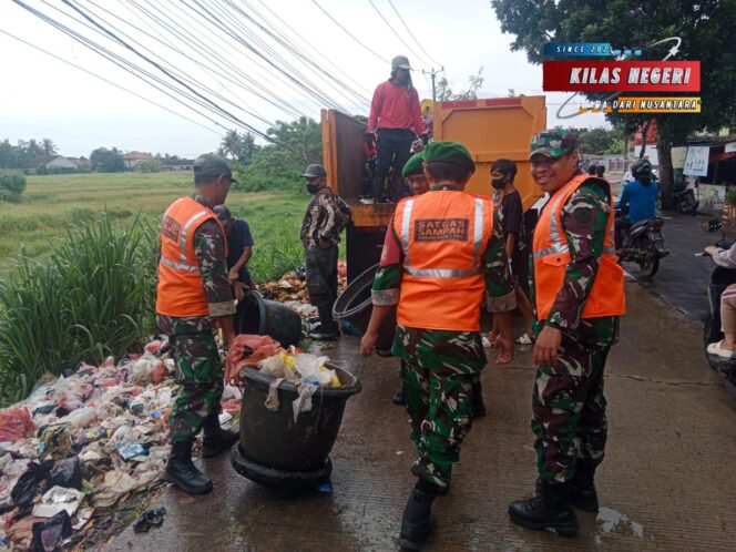 
Penanganan Darurat Sampah, Koramil Kresek Angkut Sampah Di Pinggir Jalan