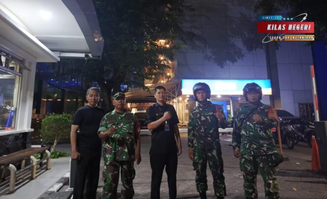 
Sinergi Aparat dan Warga, Koramil 02/Matraman Gelar Patroli Sahur Ciptakan Wilayah Aman dan Kondusif