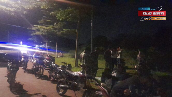 
Patroli Dini Hari, Koramil 11/Pasar Kemis Pastikan Jaga Wilayah Kondusif