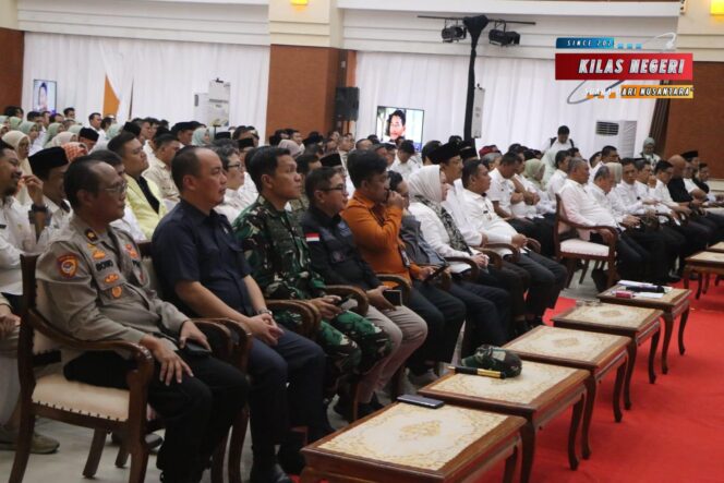 
Dandim 0509/Kab. Bekasi Sambut Kunjungan Kerja Mensos RI, Sosialisasi DTSEN Digelar di Gedung Wibawamukti