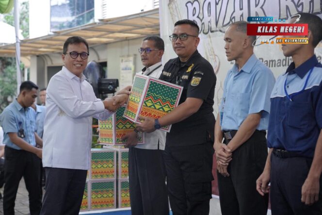 
Kementerian ATR/BPN Berikan Santunan untuk Pegawai dalam Momen Bazar Ramadan 1447 H