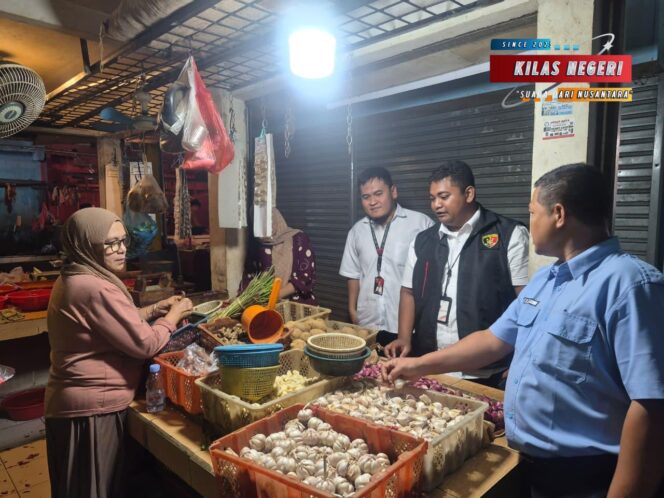 
Polres Metro Jakarta Timur Turun Langsung Awasi dan Berikan Himbauan Terkait Harga Bapokting, Pastikan Stabil dan Aman