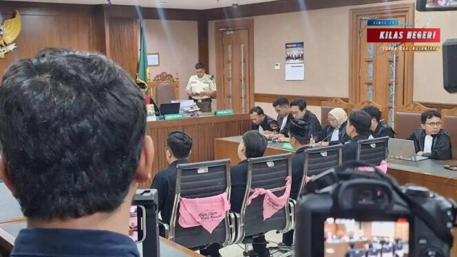 
Viral, PN Jakpus Bebaskan Aktivis HAM Delpedro Marhaen dkk!