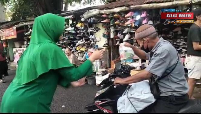 
Koramil 01/Jatinegara Berbagi Takjil di Bulan Suci Ramadhan, Pererat Kebersamaan dengan Warga Sekitar