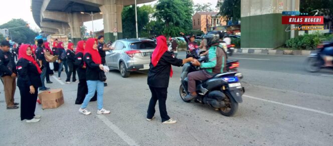 
Dukungannya Dihargai, Komcam Cakung Sukseskan Pembagian Takjil