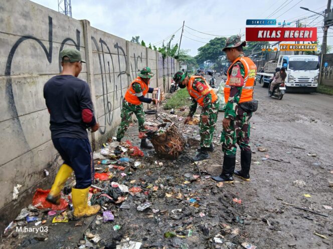 
Jaga Kebersihan, Satgas Sampah Koramil 10/ Sepatan Lakukan Penanganan Sampah