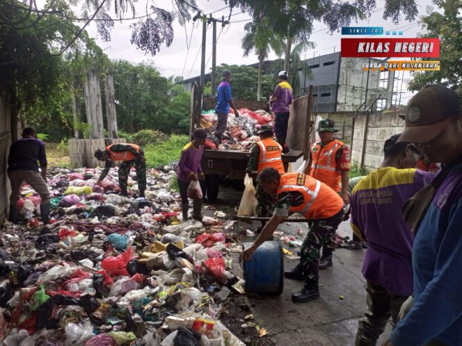 
Personil Babinsa Cisoka Bersama Warga Bersihkan Sampah
