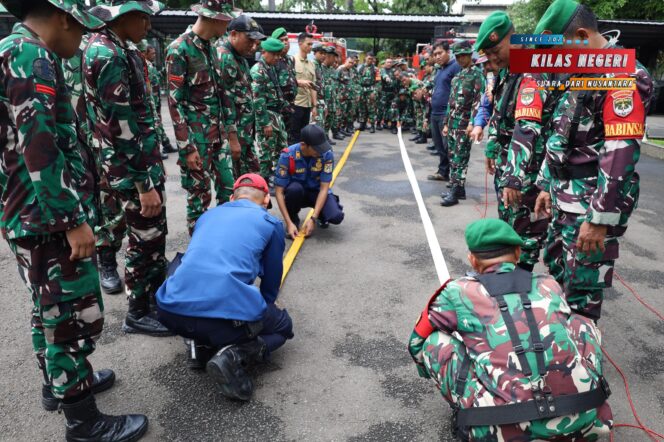 
Kodim 0502/Jakarta Utara Bekali Personel Kemampuan Operasikan Water Tank Bersama Damkar