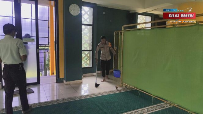 
Polisi dan Warga Bersatu Bersihkan Masjid Al Firdaus, Bang Jasri Hadirkan Kepedulian di Tengah Ramadhan