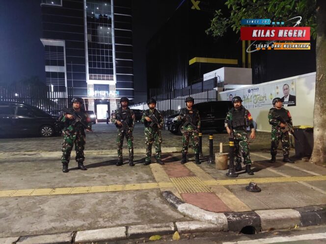 
Perkuat Keamanan Wilayah Teritorial Kodim 0505/JT, Koramil 02/Matraman Gelar Patroli Jalan Kaki dan Kendaraan.